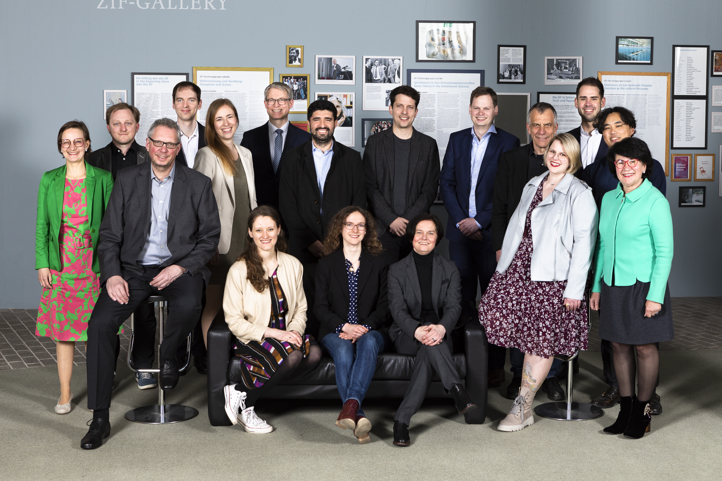 Gruppenbild (v.l. stehend:) Dr. Katrin Weible, Dr. Clemens Heyder, Dr. Markus Ebke, Dr. Svenja Heitmann, Dr. Michael Brinkmeier (Vorsitzender des Kuratoriums der UGBi), Camilo Nelson Forero Medina, Dr. Jan Klostermann, Dr. Niklas Adebar, Rektor Prof. Dr.-Ing. Gerhard Sagerer, Dr. Jean-Marcel Krausen, Dr. Kuo-Pin Wang, Maria Unger (stellv. Vorsitzende des Kuratoriums der UGBi), (v.l. sitzend:) Dr. Hans-Peter Griewatz, Dr. Louise Biddle, Dr. Eva Laura von der Heyde, Dr. Johanna Lojewski und Dr. Sarah Täuber.