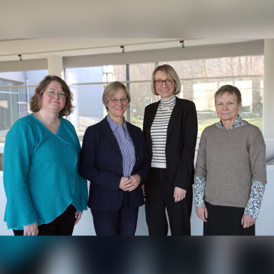 Prof’in Dr. Michaela Vogt (2.v.r.) ist neue Prorektorin für Internationales, Diversität und Gesellschaft der Universität Bielefeld. Es gratulieren: Die Senatsvorsitzende Prof‘in Dr. Silke Schwandt (l.), Rektorin Prof‘in Dr. Angelika Epple und die Hochschulratsvorsitzende Prof‘in Dr.-Ing. Sabine Kunst (r.).