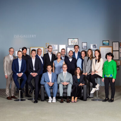 V.l. stehend: Dr. Michael Brinkmeier Vorsitzender des Kuratoriums), Dr. Marc Jacobsen, Dr. Rainer Wend (Geschäftsführer und Schatzmeister der UGBi), Dr. Tobias Dickbreder, Prof. Dr. Angelika Epple (Rektorin), Dr.-Ing. Jonas Blattgerste, Dr. Gerrit Bauch, Dr. Mirko Ruks, Dr. Doreen Gutewort, Joana Ernst, Maria Unger (stellv. Vorsitzende des UGBi Kuratoriums). V.l. sitzend: Dr. Henning Ortkraß, Dr. Lars Dumke, Dr. Simon Hollnaicher, Dr. Johannes Claudio Felsch, Dr. Emanuela Gussetti, Dr. Lara Lesch.